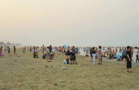 Thời tiết đỉnh điểm 43 độ C, người dân Hà Tĩnh đổ xô về bãi biển Lộc Hà