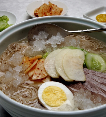 Giải nhiệt ngày hè với món ăn dùng “đá lạnh” độc nhất vô nhị của Hàn Quốc