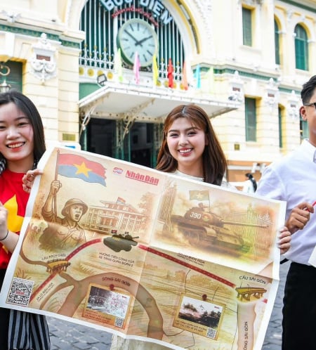 Giới trẻ TP.HCM hào hứng check-in với phụ san Nhân Dân và sưu tầm bộ tem đặc biệt