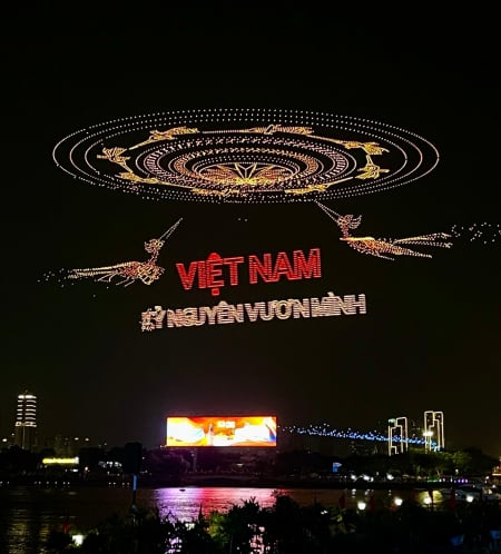 10.500 drone thắp sáng bầu trời TP.HCM: Ngắn ngủi nhưng xúc động