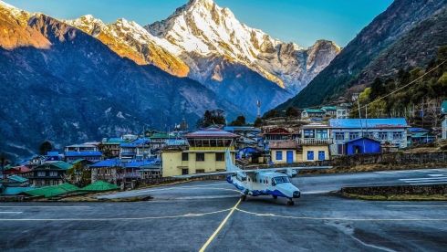 Sân bay nguy hiểm nằm trên dãy Himalaya