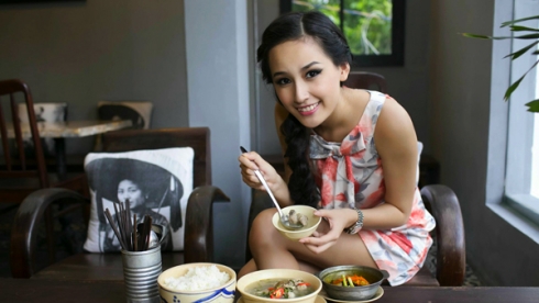 Thưởng thức cơm Việt cùng hoa hậu Mai Phương Thúy