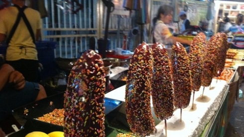 7 món ăn vặt 'phải thử' tại chợ trời lớn nhất thế giới
