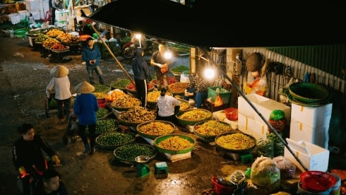 Chợ Long Biên “không ngủ”