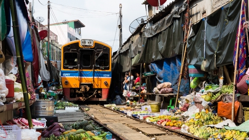 Chợ “tử thần” trên đường sắt Thái Lan