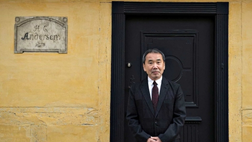 UNIQLO ra mắt BST áo Haruki Murakami