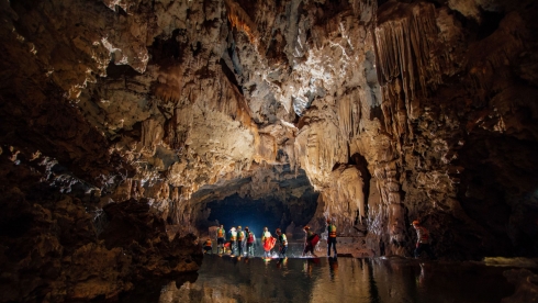 Vượt rừng vượt suối khám phá hang Tú Làn