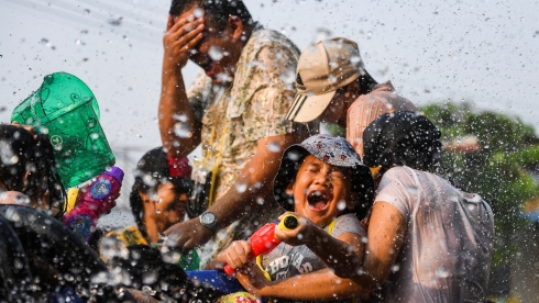 Sôi động Lễ hội té nước Songkran sau 3 năm hạn chế bởi đại dịch