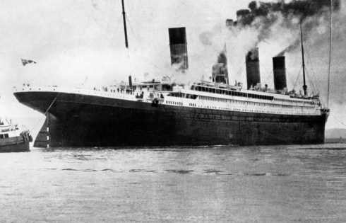 Con tàu Titanic đang dần tan rã
