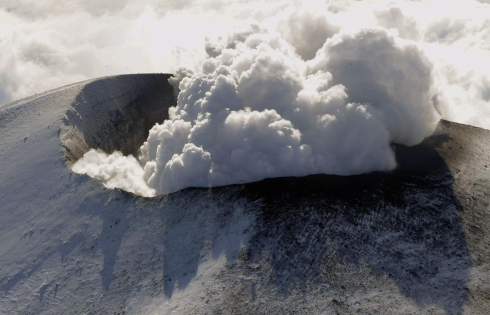 Nhật Bản cảnh báo núi lửa phun trào