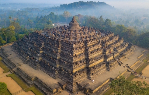 Du khách phải đi “dép đặc biệt” tại đền Borobudur