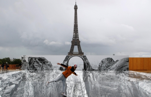 'Ảo ảnh vách đá' bên tháp Eiffel