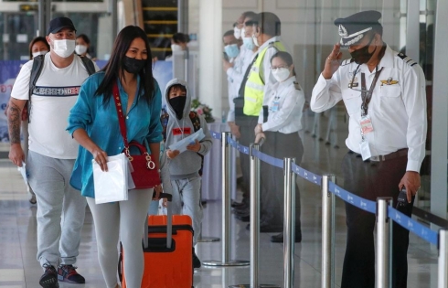 Hàng trăm du khách đến Phuket ngày đầu tái mở cửa