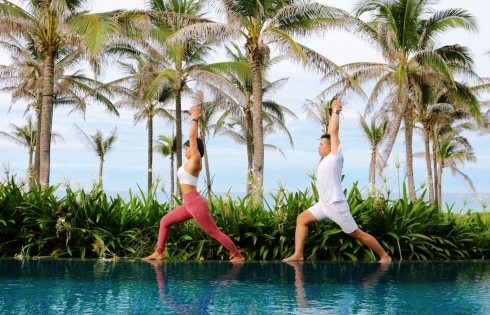 Mövenpick Cam Ranh ra mắt yoga tại hồ bơi biệt thự