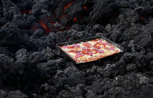 Pizza xa xỉ: Nướng trên dòng dung nham núi lửa