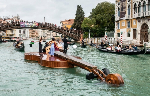 Sân khấu vĩ cầm đặc biệt trên dòng kênh Venice