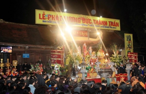 Hà Nam thu hút du khách tham dự lễ phát lương Đền Trần Thương
