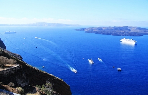 Trải nghiệm biển xanh quyến rũ tại đảo Santorini