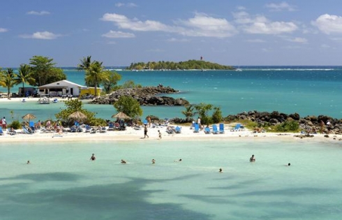 Say đắm bãi biển hoang sơ Guadeloupe