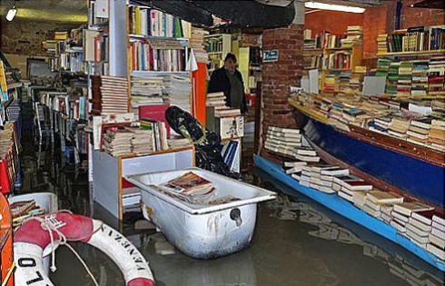 Cửa hàng sách dưới nước ở Venice, Italy