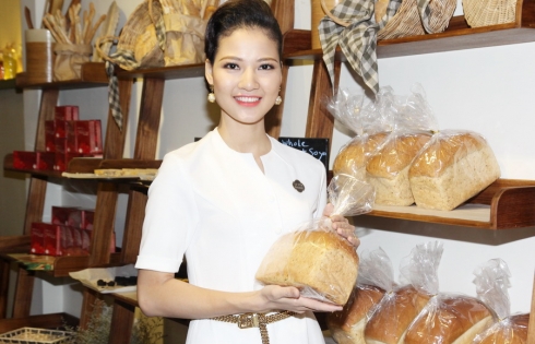 Hoa hậu thể thao Trần Thị Quỳnh khai trương tiệm bánh mì âu La Vita