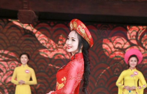 Hoa hậu về quê hương Cao Văn Lầu