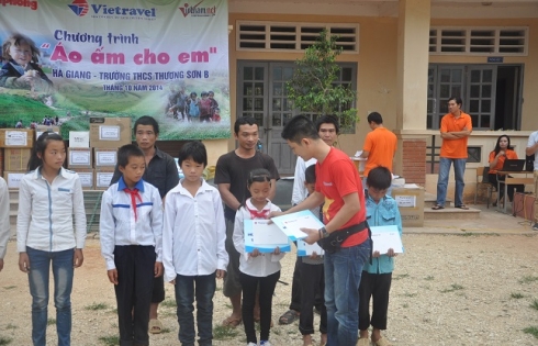 ‘Áo ấm cho em’ tới trường THCS Kim Bon, Sơn La