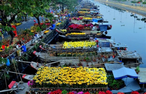 Chợ hoa nổi trên bến Bình Đông