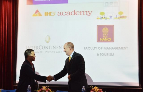 Khách sạn Intercontinental Hanoi ký kết chương trình Học viện IHG với trường Đại học Hà Nội