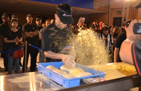 12 thí sinh khu vực Châu Á TBD tranh tài làm bánh Domino’s Pizza