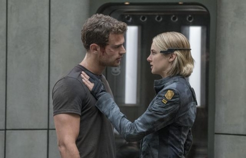 ‘The Divergent series: Allegiant’ - Hé lộ trích đoạn lãng mạn giữa Tris và Four 