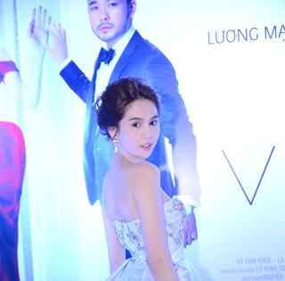 Ngọc Trinh khoe vai trần gợi cảm trong buổi công chiếu phim 'Vòng eo 56' tại Hà Nội