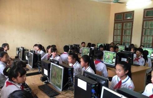 Trao tặng phòng học internet cho học sinh dân tộc tỉnh Sơn La