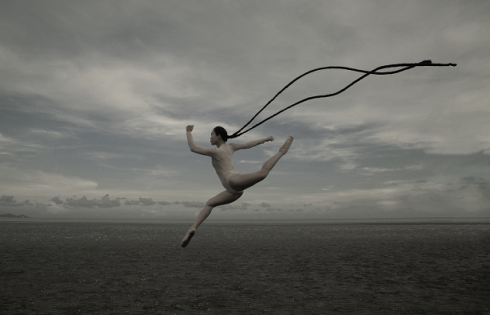 “Tóc” múa ballet trong bộ ảnh “Arch” của Đỗ Hải Anh