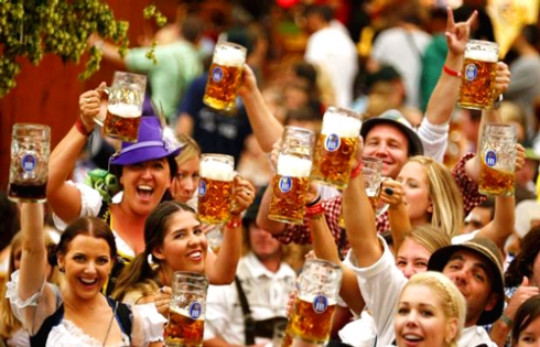Bữa trưa tuyệt vời theo phong cách Đức mừng lễ hội bia Oktoberfest