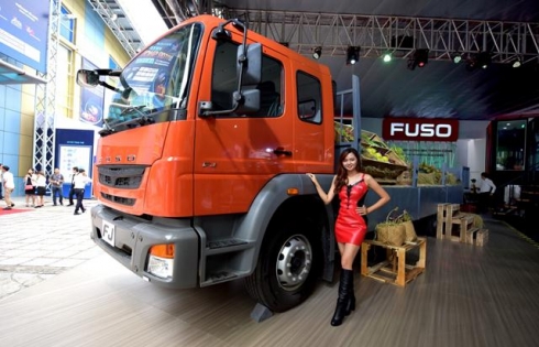 Đông đảo khách hàng tham quan gian hàng FUSO tại triển lãm Vietnam Motor Show 2016