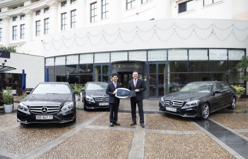 Mercedes-Benz Việt Nam bàn giao 3 xe E 250 AMG cho khách sạn Hilton Hanoi Opera