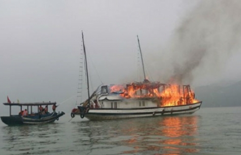 Tạm dừng hoạt động đội tàu du lịch để xảy ra cháy trên vịnh Hạ Long