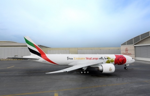 Máy bay Emirates SkyCargo in hình hoa hồng trước ngày Valentine