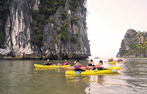 Dừng hoạt động chèo kayak trên vịnh Hạ Long