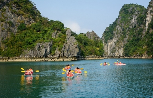 Bàn lại phương án cho dịch vụ chèo kayak trên vịnh Hạ Long