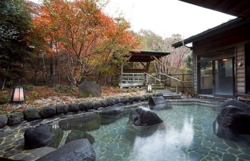 Mùa thu Nhật Bản: Ngắm lá đỏ, tắm Onsen