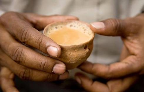 Thưởng trà trên đường phố Ấn Độ