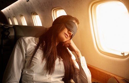 Có nên ngủ khi máy bay cất cánh hoặc hạ cánh?