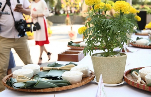 Du khách quốc tế hào hứng gói bánh chưng đón Tết Việt
