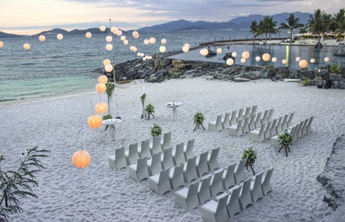 Trải nghiệm lễ cưới chân trần trên cát tại Amiana Resort