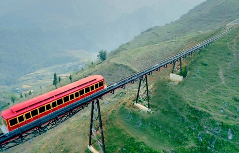 Trải nghiệm tuyến tàu hỏa leo núi dài nhất Việt Nam tại Sapa