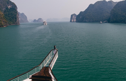 Hoa hậu Du lịch Việt Nam 2022 Lương Kỳ Duyên lần đầu trải nghiệm du thuyền Ambassador tại vịnh Hạ Long