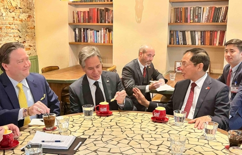 Ngoại trưởng Mỹ thưởng thức cà phê trứng ở phố cổ Hà Nội