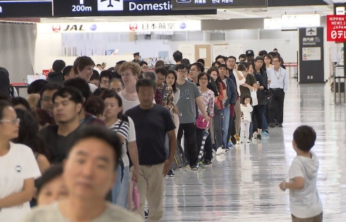 Khách Việt kẹt ở sân bay vì bão Hagibis